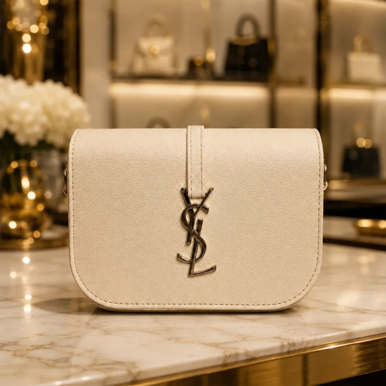 کیف پاسپورتی زنانه YSL با طراحی شیک و مینیمال، ساختهشده از شرانگ صنعتی وارداتی درجه ۱ و در ابعاد ۱۴.۵ × ۱۹.۵ سانتیمتر؛ مناسب استفاده روزمره، خرید و استایلهای کژوال و شیک.